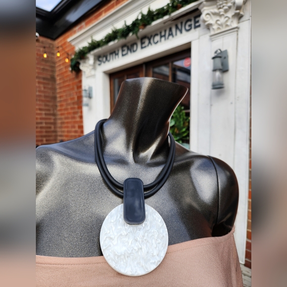 Reversible Black and White Statement Necklace - Picture 3 of 16